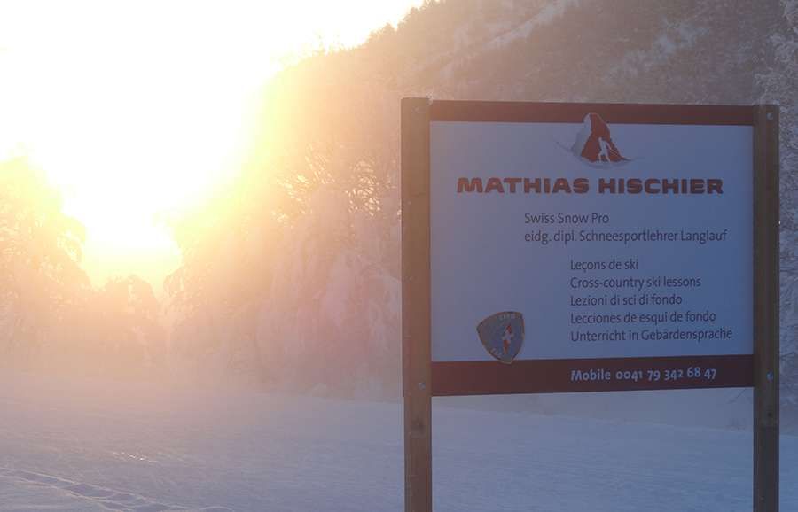 Mathias Hischier-Schild im Vordergrund mit der Sonne im Hintergrund