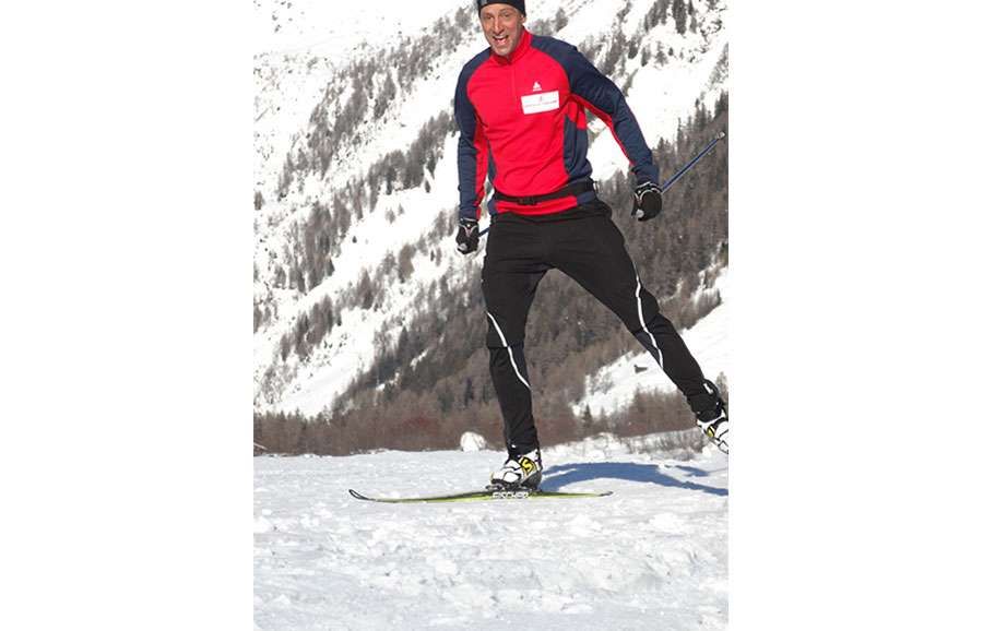 Mann in der Luft mit Ski